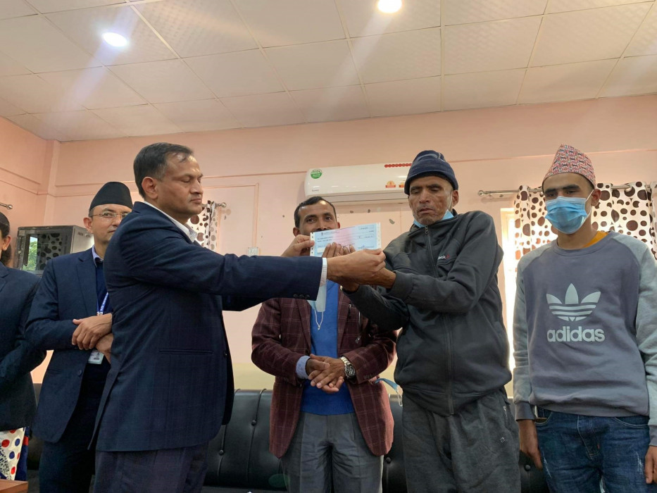 दुर्गाप्रसादलाई क्षतिपूर्ति रकम हस्तान्तण