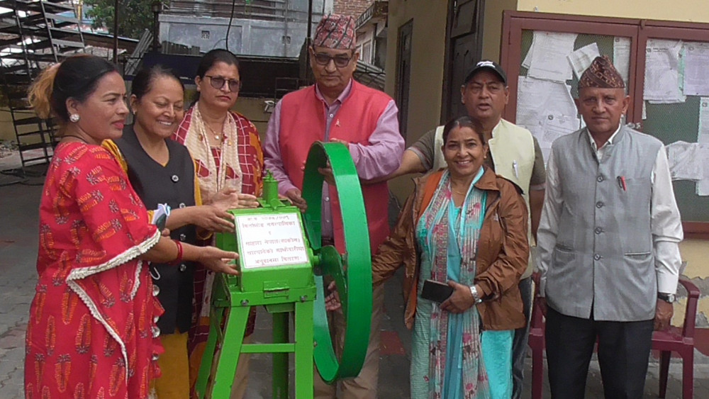 किसानलाई कृषि सामग्री वितरण