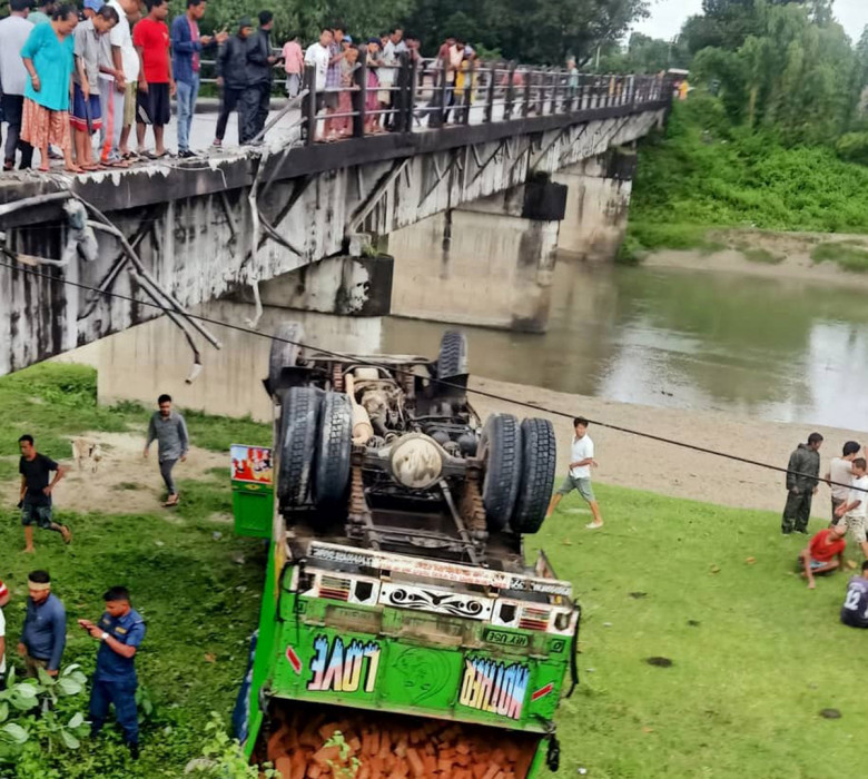 भद्रपुरमा ट्रकको ठक्करबाट आमाको मृत्यु छोरीसहित तीन जना घाइते