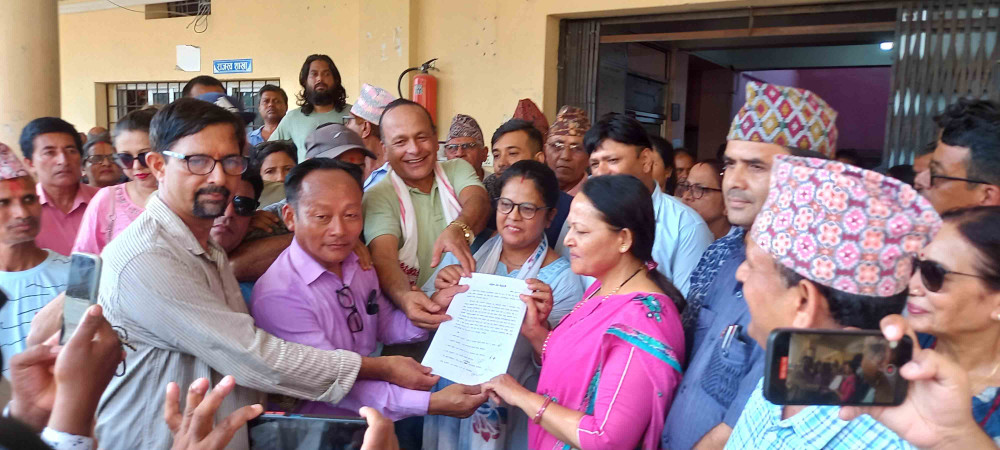 आक्रोशित बिर्तामोडबासीले भने –‘राजश्व वृद्धि फिर्ता गर, करपोषा सरकार मुर्दाबाद’