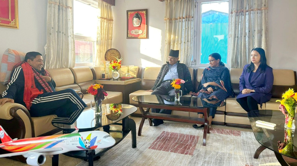 स्वास्थ्य अवस्था बुझ्न प्रधानमन्त्री प्रचण्डले भेटे उपप्रधानमन्त्री श्रेष्ठ