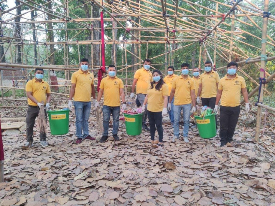 सिद्धार्थ बैँकद्वारा पाउ पाथिभरा मन्दिर सरसफाई
