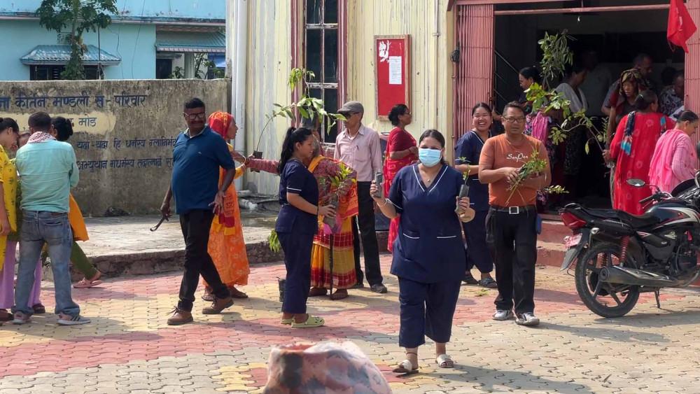 माओवादी केन्द्रद्वारा दमकबासीलाई फलफुलका बिरुवा उपहार