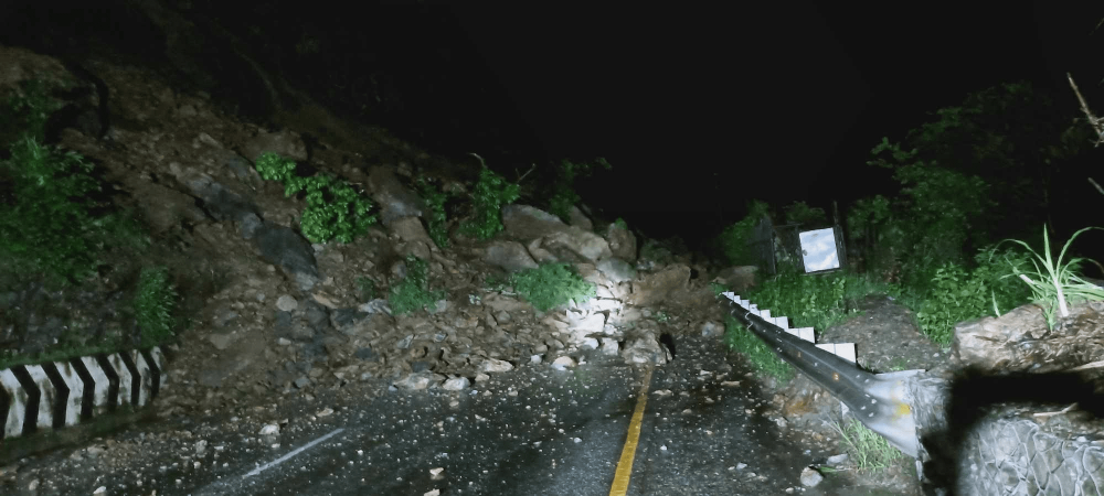 मुग्लिन सडक खण्डमा गएको पहिरोका कारण दुईवटा बस त्रिशुलीमा खस्यो, ६५ जना बेपत्ता