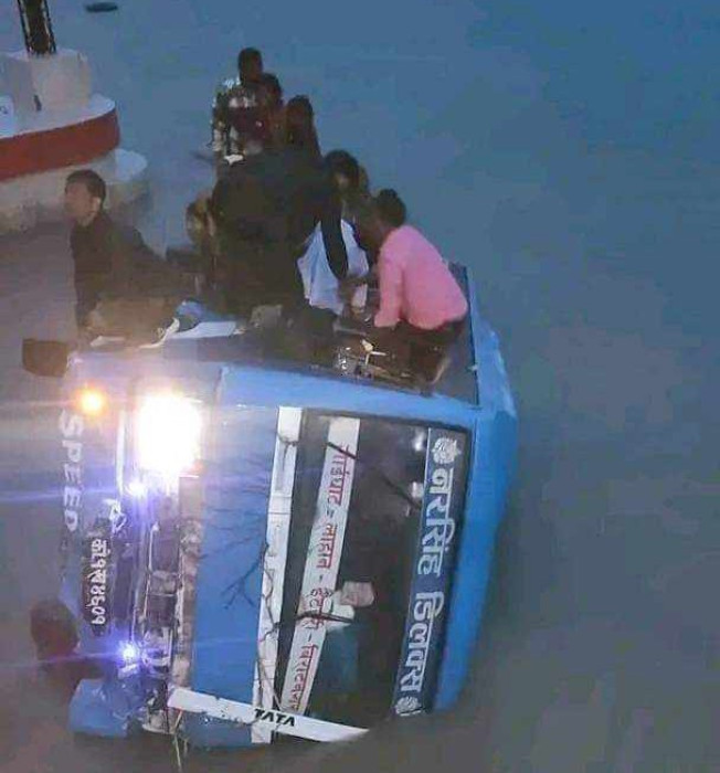 सप्तकोशी नदीमा खसेको बसका यात्रुको सकुशल उद्धार