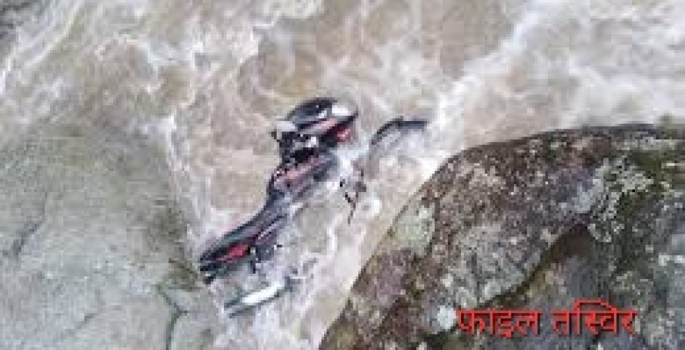 कचनकवलमा खोलाले मोटरसाइकल बगायो