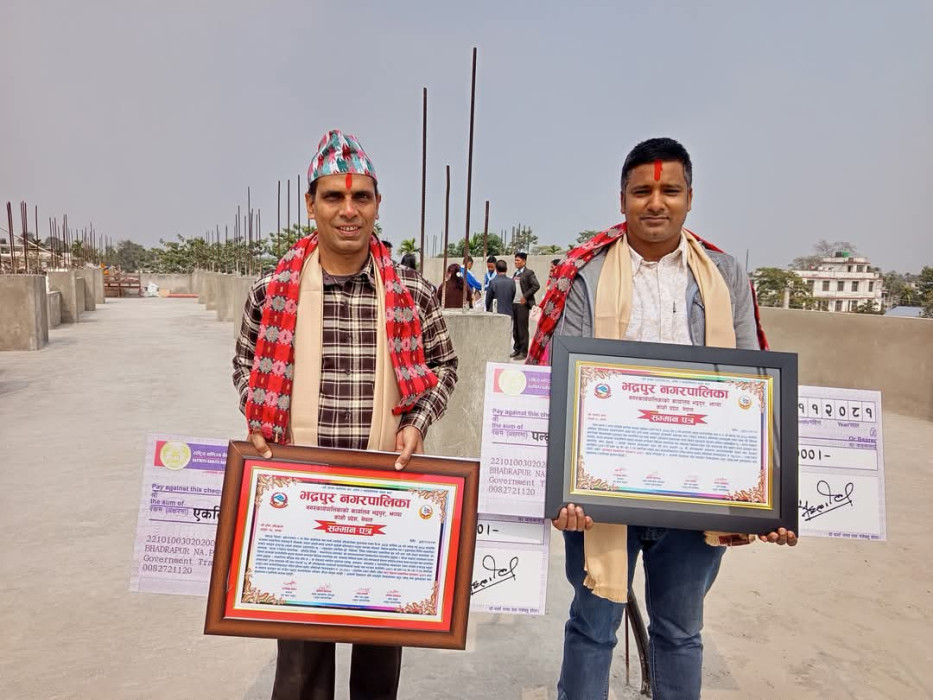 भद्रपुरको नगरसभामा पत्रकारद्वय शर्मा र अधिकारी सम्मानित