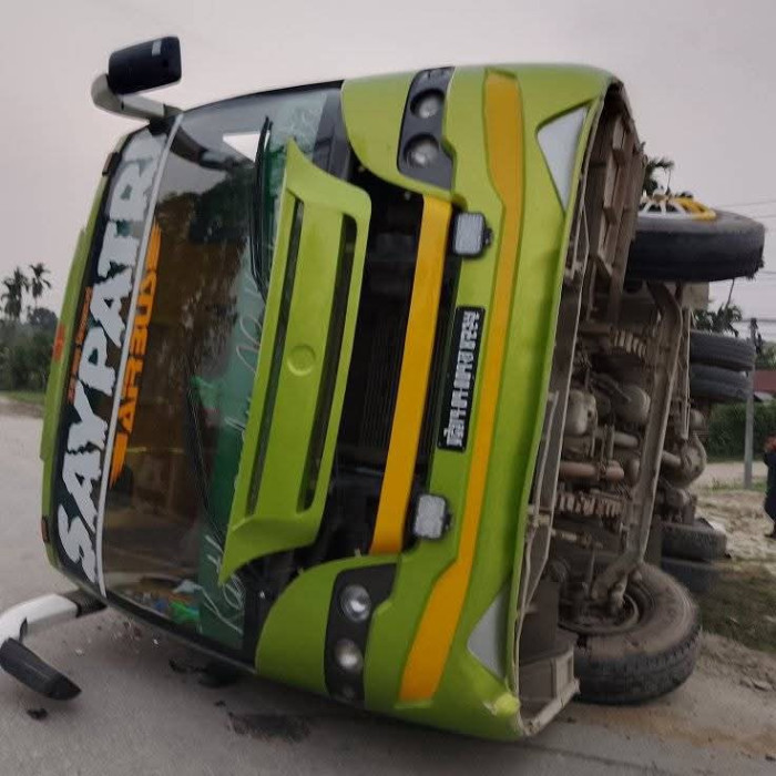 शिक्षक बोकेको बस शिवसताक्षीमा दुर्घटना, २३ जना घाइते