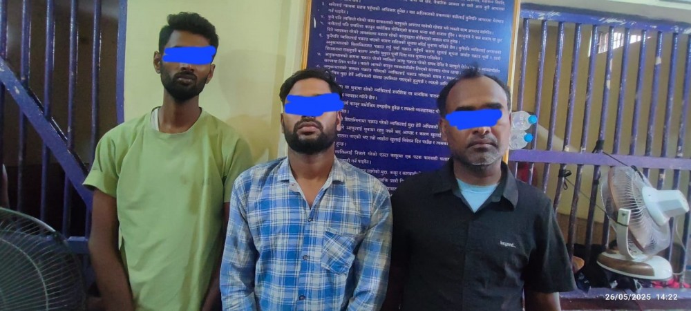 चोरीको मोटरसाइकलसहित तीन जना पक्राउ