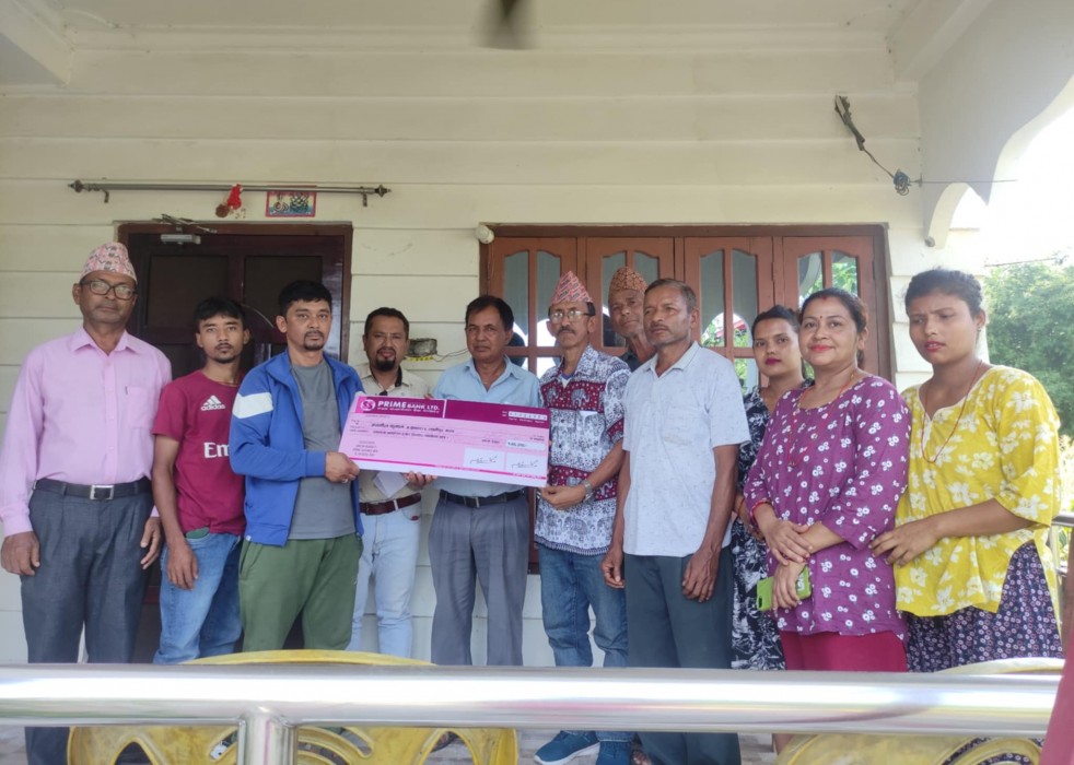 ‘अनमोल कुमाल बचाउ अभियान’ का लागि संकलित सहयोग रकम परिवारलाई हस्तान्तरण