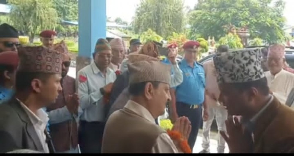 ज्ञानेन्द्र शाह सपरिवार झापामा, स्वागतमा गएनन् राप्रपा नेता