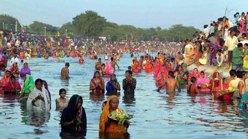 छठ पर्व : आज अस्ताउँदो सूर्यलाई अर्घ्य  दिएर मनाइँदै