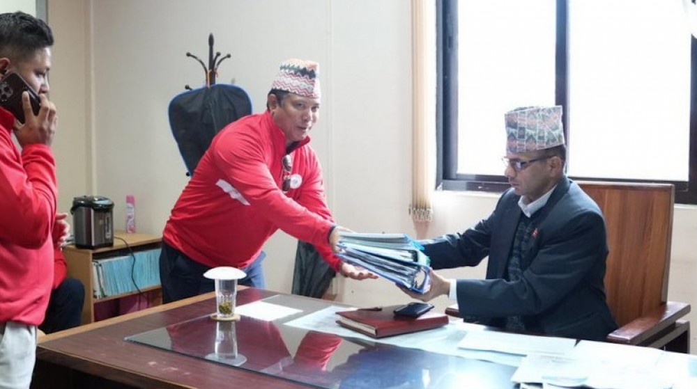 नाउपा छोडेका रेशमले नेपाल थपेर नयाँ दल दर्ताका लागि दिए निवेदन