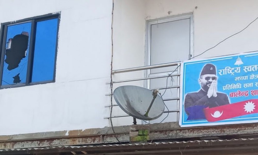 बालेनको सम्पर्क कार्यालय  तोडफोड
