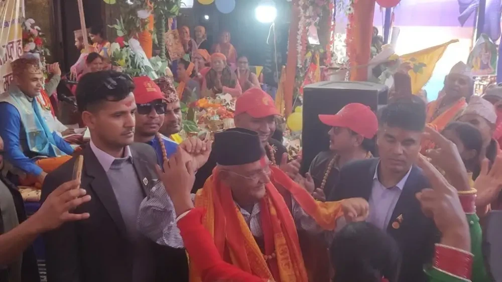 मतदाता फकाउन छमछमी नाचे एमाले अध्यक्ष ओली