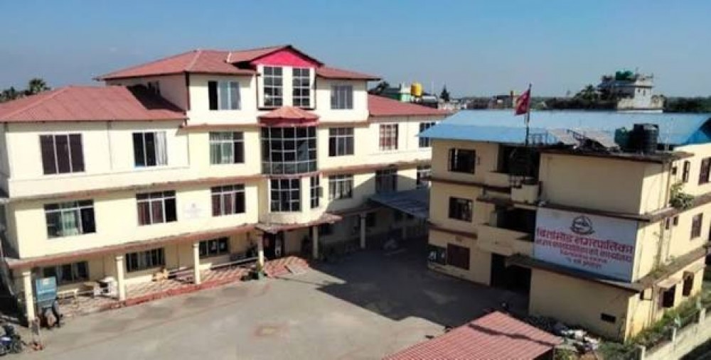 सडक पेटिका घर टहरा हटाउँदै बिर्तामोड