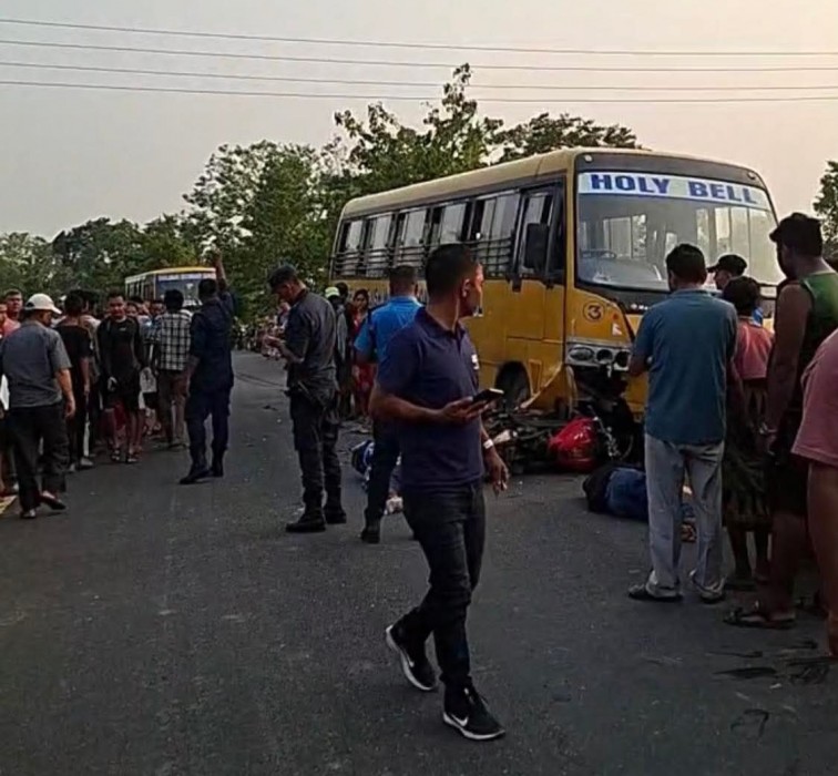 मेचीनगरमा स्कुल बस र मोटरसाइकल ठोक्किदा दुई जनाको मृत्यु