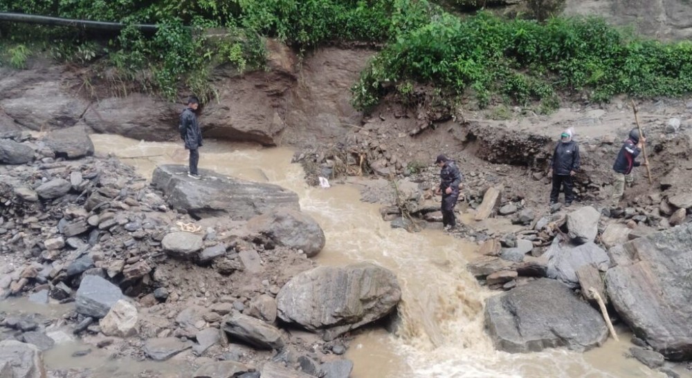 भारी बर्षाका कारण मध्यपहाडी लोकमार्ग अवरुद्ध